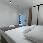 Malo Aparthotel Arbanija