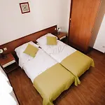 Malo 3* Arbanija