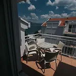 Malo Aparthotel Arbanija