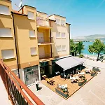 Aparthotel Malo Arbanija