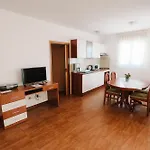Malo 3* Arbanija