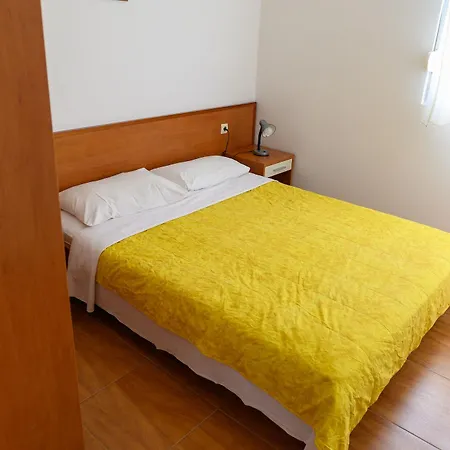Malo More Aparthotel Arbanija