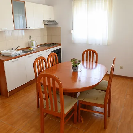 Malo More Aparthotel Arbanija
