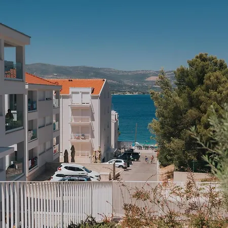 Malo 3* Arbanija