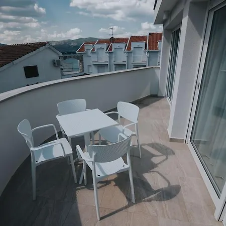 Hotel apartamentowy Malo Arbanija