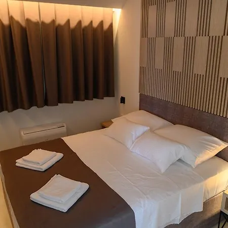 Malo More Aparthotel Arbanija