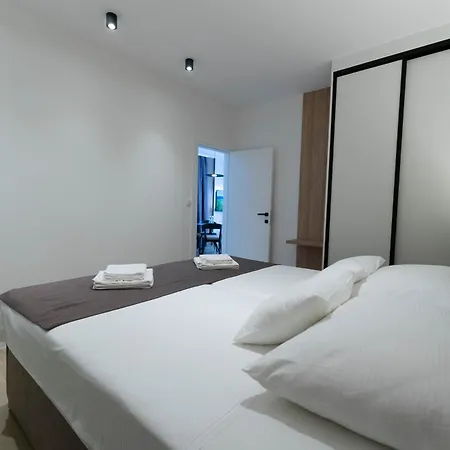 Malo Hotel apartamentowy Arbanija
