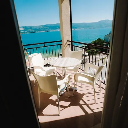 Malo Hotel apartamentowy Arbanija