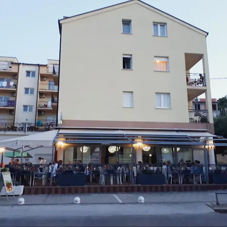 Malo Appart hôtel Arbanija
