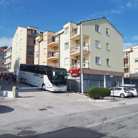 Malo 3* Arbanija