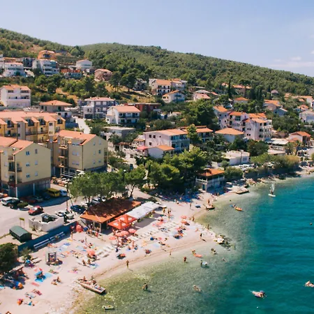 Malo 3* Arbanija