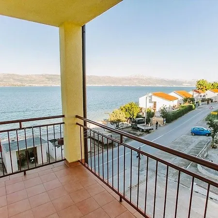 Malo More Aparthotel Arbanija