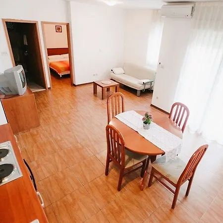 Apartahotel Malo Arbanija
