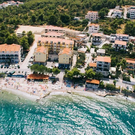 Malo More Aparthotel Arbanija