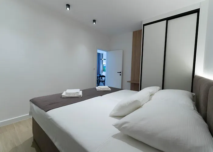 Malo Hotel apartamentowy Arbanija