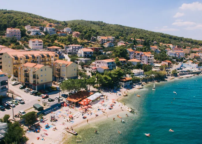 Malo 3* Arbanija